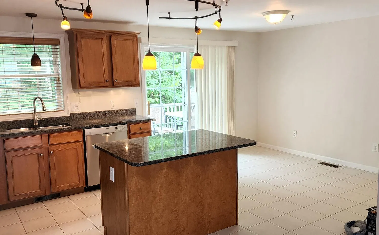 2 bed, 2.5 bath, 2000 sqft, $3,200 — Photo 2