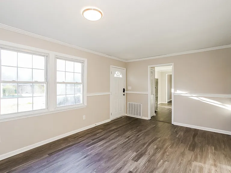 1571131_019_living_room_13256352.jpg