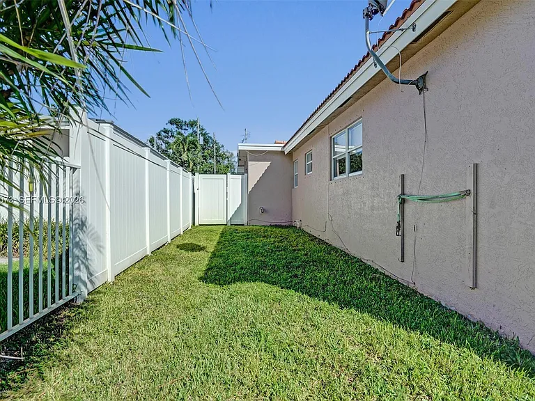 949 SE 10th Ct — Photo 35