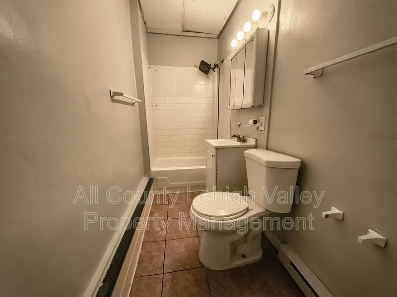 2 bed, 1.0 bath, 1100 sqft, $1,450 — Photo 3