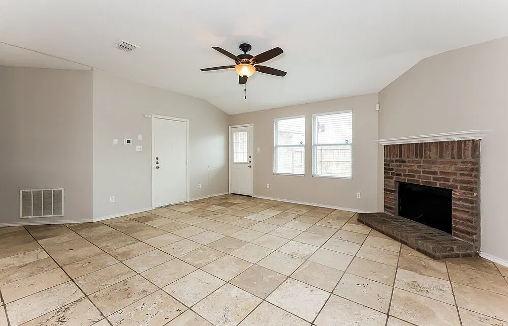 3 bed, 2.0 bath, 1889 sqft, $2,190 — Photo 3