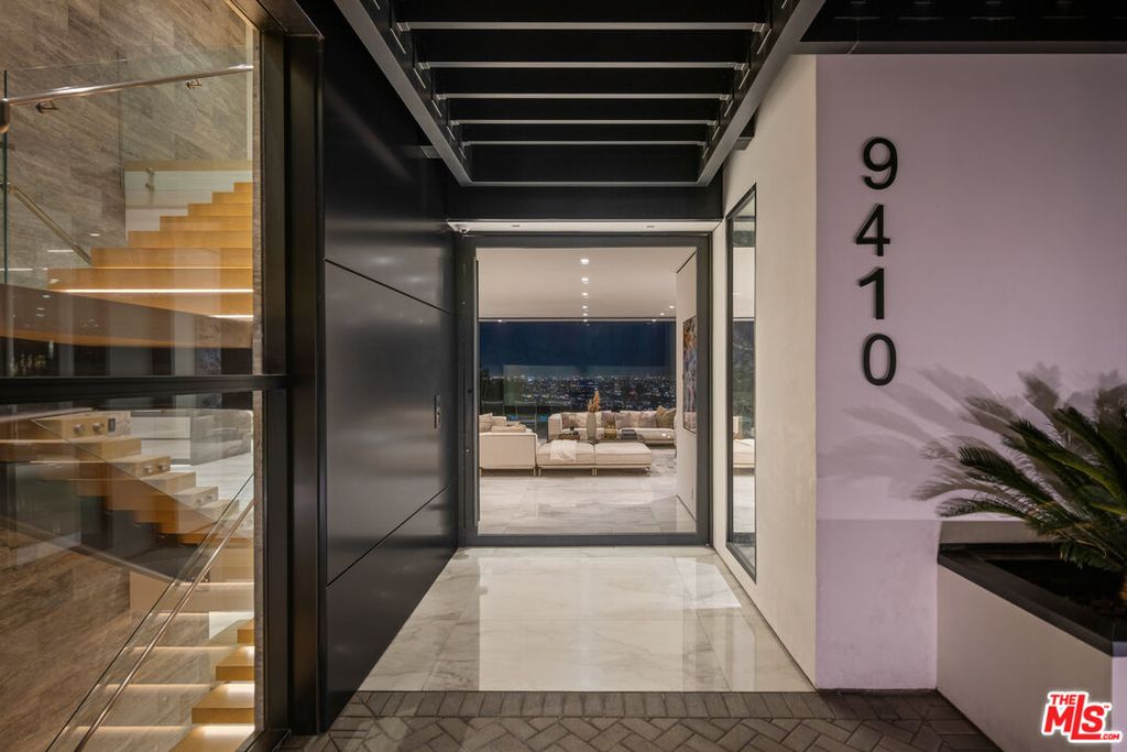 9410 Sierra Mar Pl, Los Angeles, CA - View 2