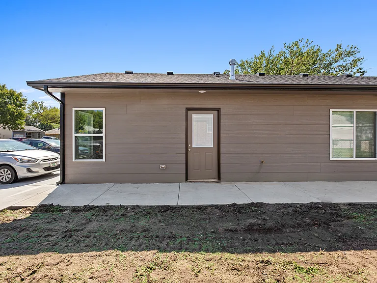 1835 S Glenn St — Photo 4
