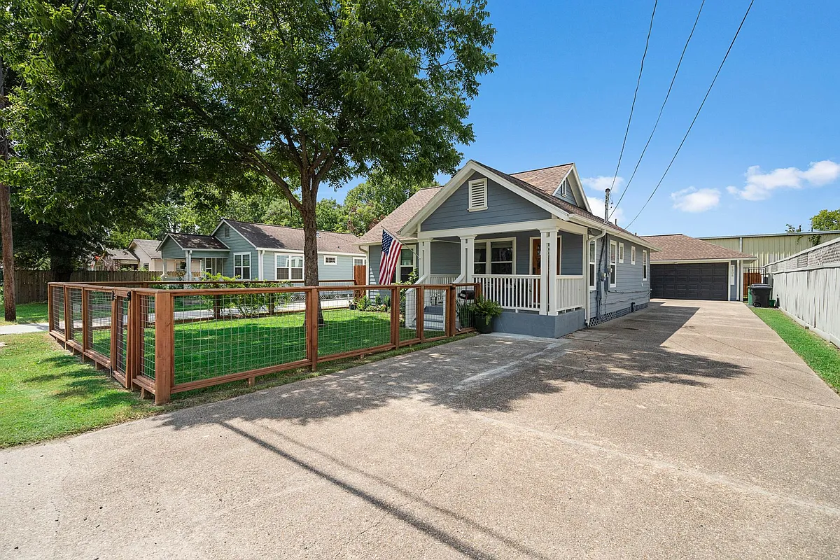 Building Photo - 1306 Idylwild St