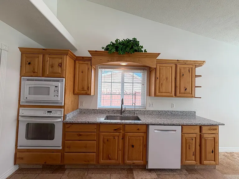 135 N 350 W — Photo 14