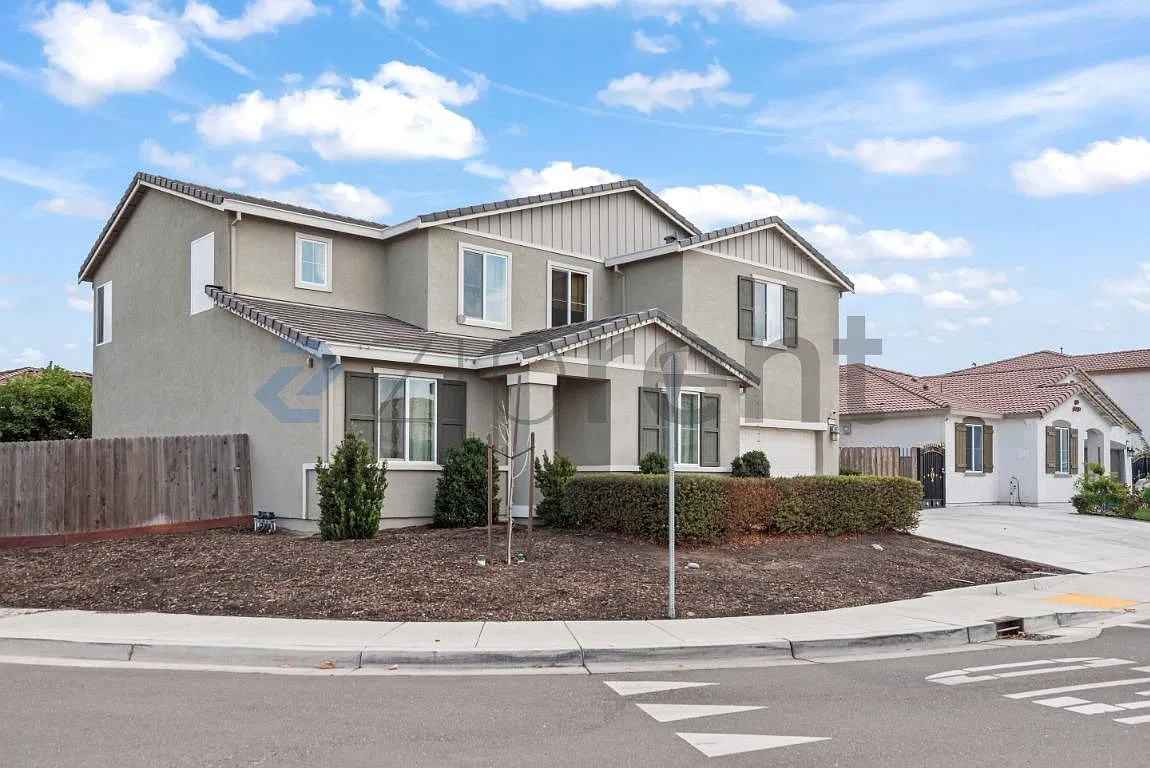 5 bed, 3.5 bath, 3200 sqft, $3,800 — Photo 2
