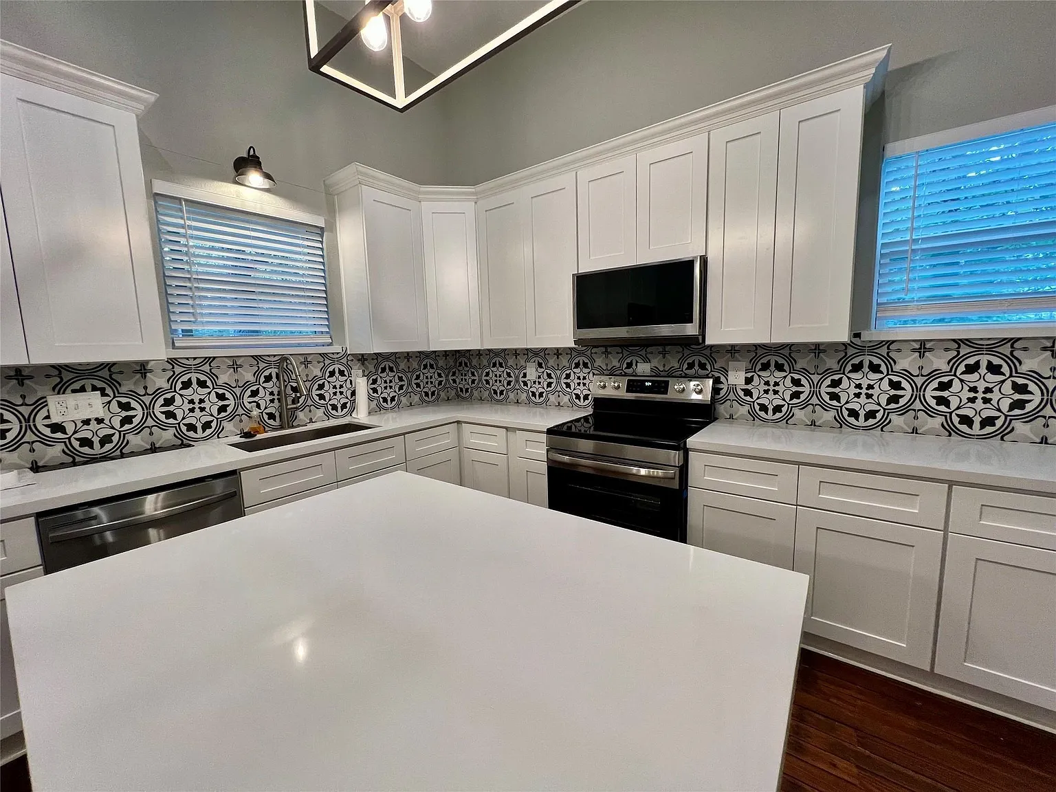 3 bed, 2.0 bath, 1779 sqft, $1,900 — Photo 3