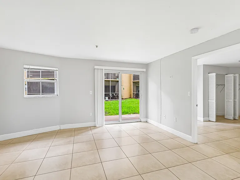 The Oaks Condominium — Photo 20