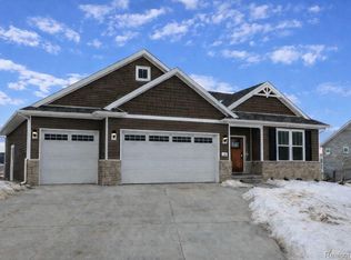 688 Round Rock Dr #Moh63, Howell, MI 48843