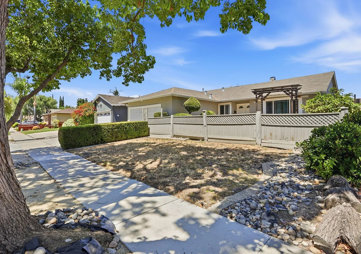 Wow! What a Great Home! Available Now! — Photo 3