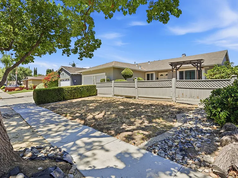 663 Albion Dr — Photo 3