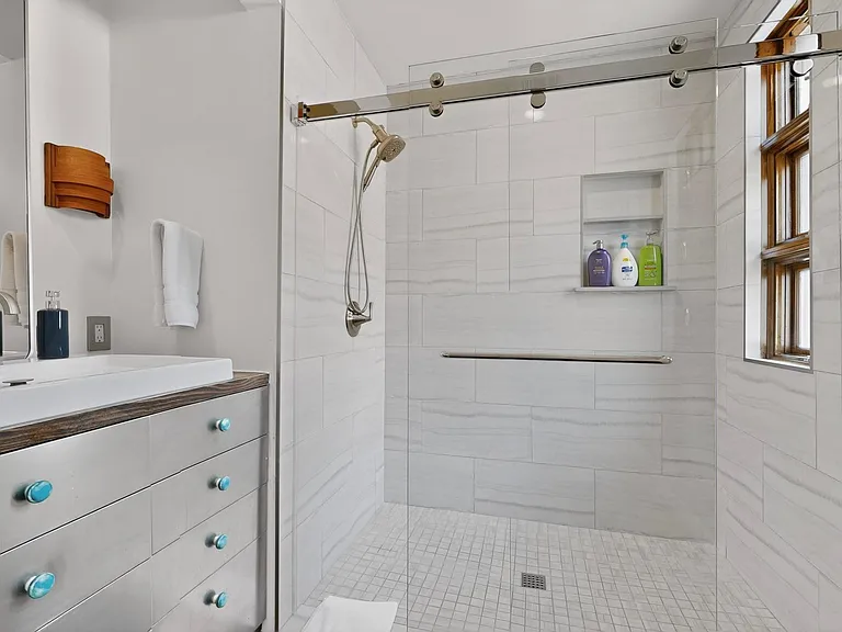 1106 W 6th St #212 — Photo 23