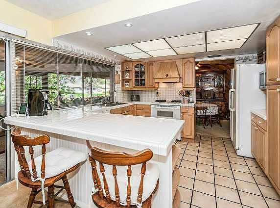 4th image of 1374 51st Ave NE