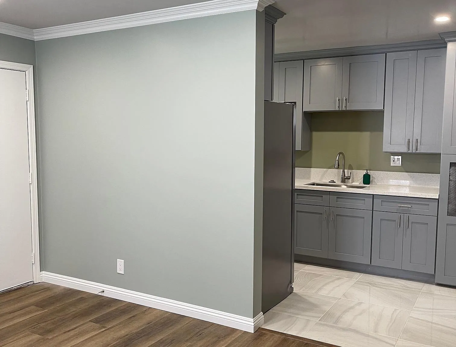 7632 S Pickering Ave — Photo 2