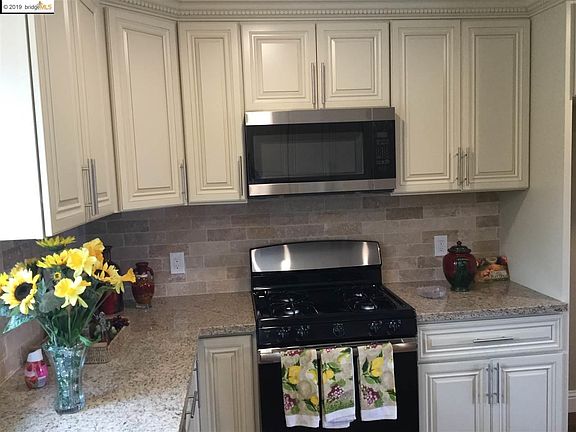 4th image of 3808 Larkspur Dr