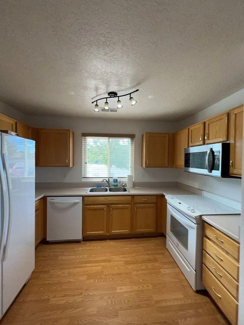 3 Bedroom, 2 Bathroom Home! Schedule a Showing! — Photo 4