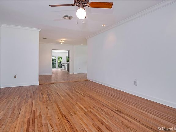 4th image of 536 Almeria Ave #0