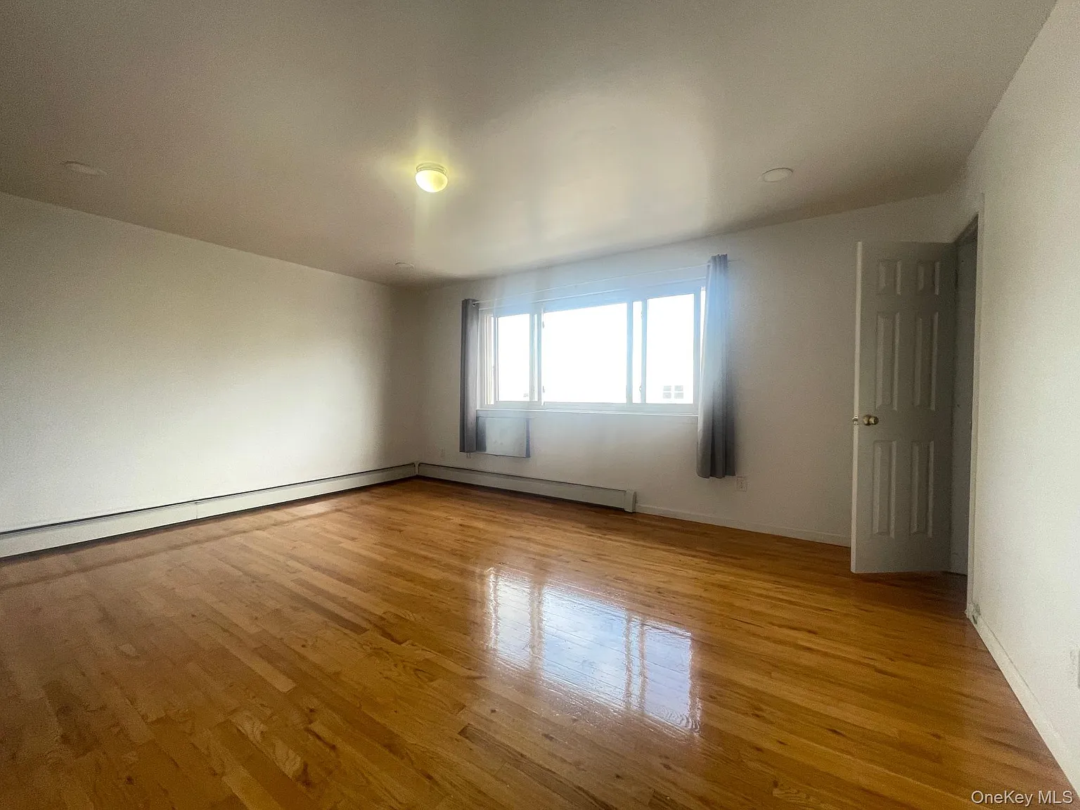 3 bed, 2.0 bath, 3267 sqft, $3,300 — Photo 2