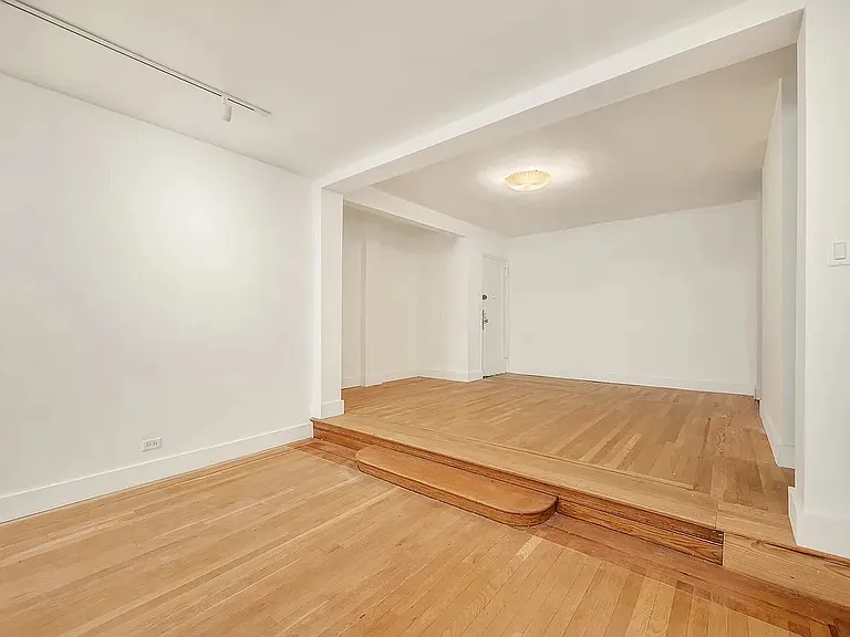 305 W 52nd St #5E — Photo 3