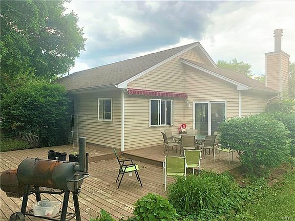 2nd image of 5 Willow Park Dr E