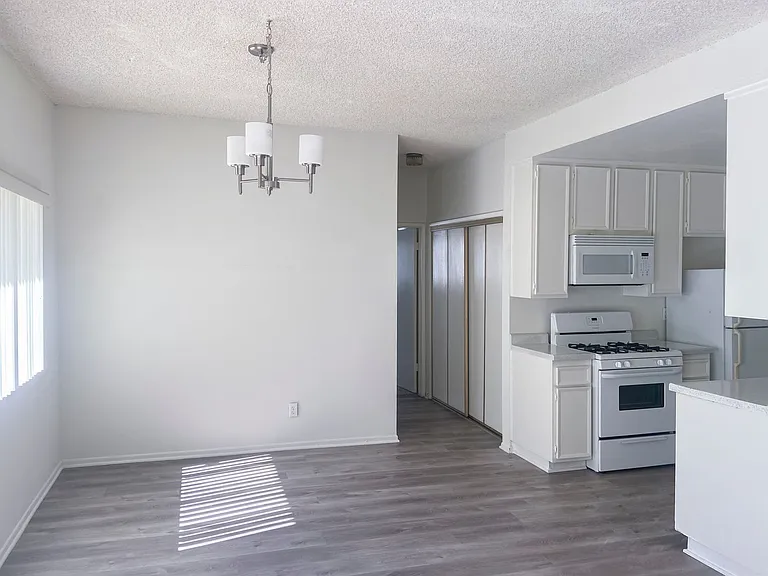 10644 Eastborne Ave — Photo 4