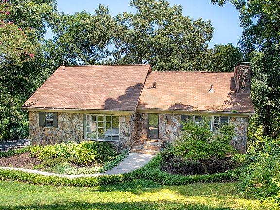 3rd image of 1107 River Hills Dr