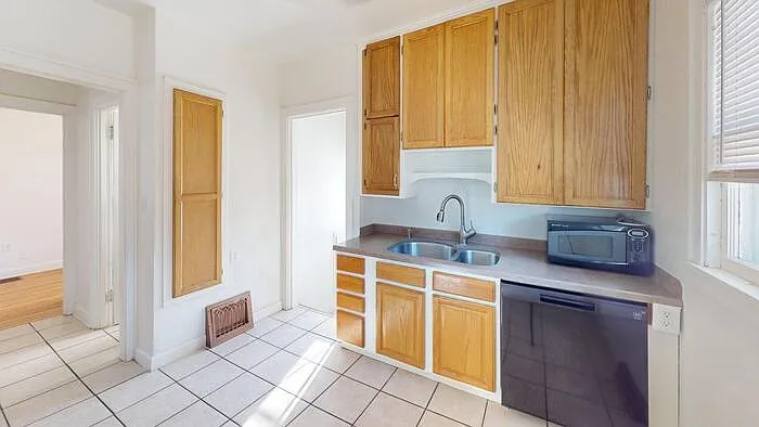 411 W Bowen Ave — Photo 2
