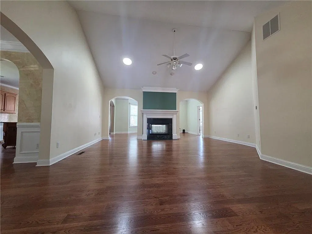 4 bed, 3.0 bath, 3806 sqft, $3,400 — Photo 3