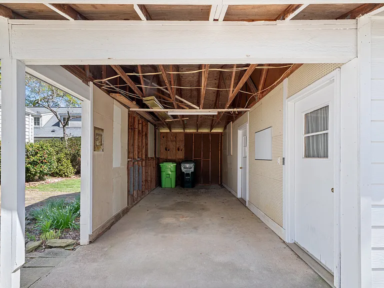 2728 Anderson Dr — Photo 32