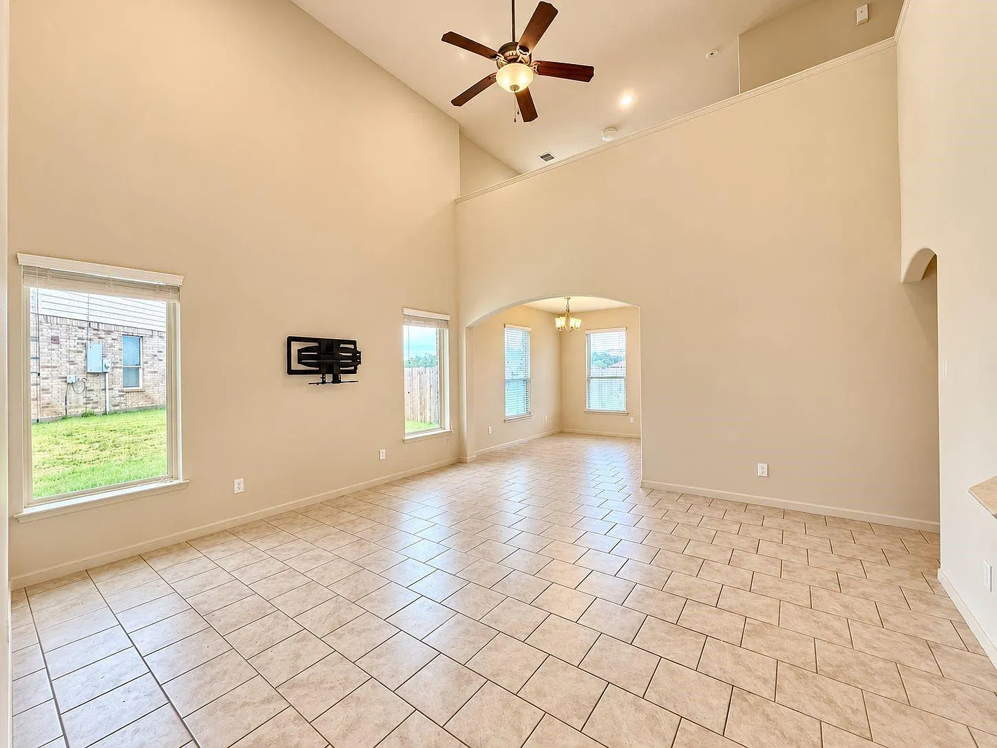 3 bed, 2.5 bath, 2047 sqft, $2,150 — Photo 3