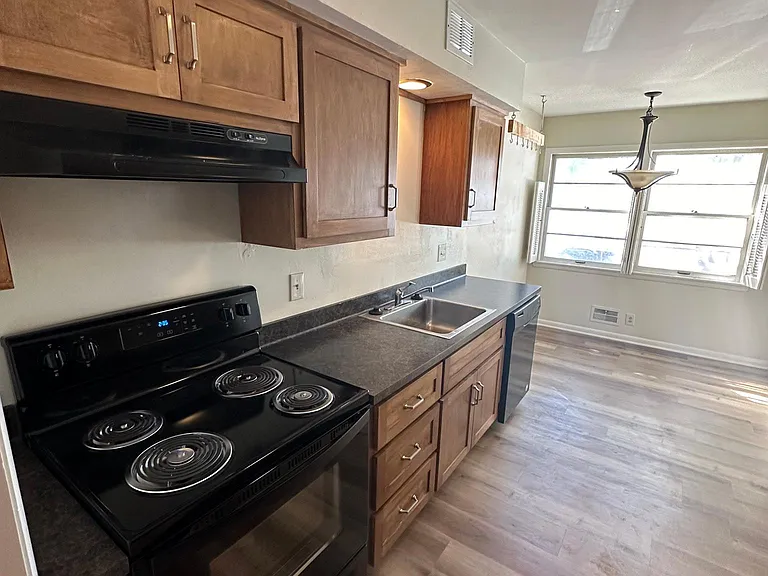 4016 N Larkin St — Photo 4
