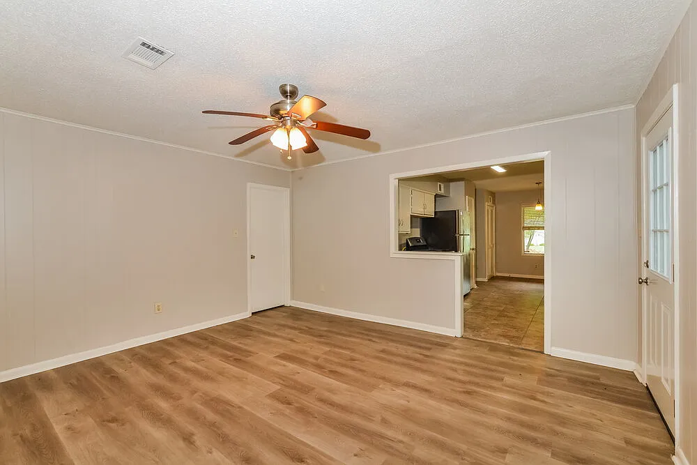 4 bed, 2.0 bath, 1405 sqft, $1,575 — Photo 3