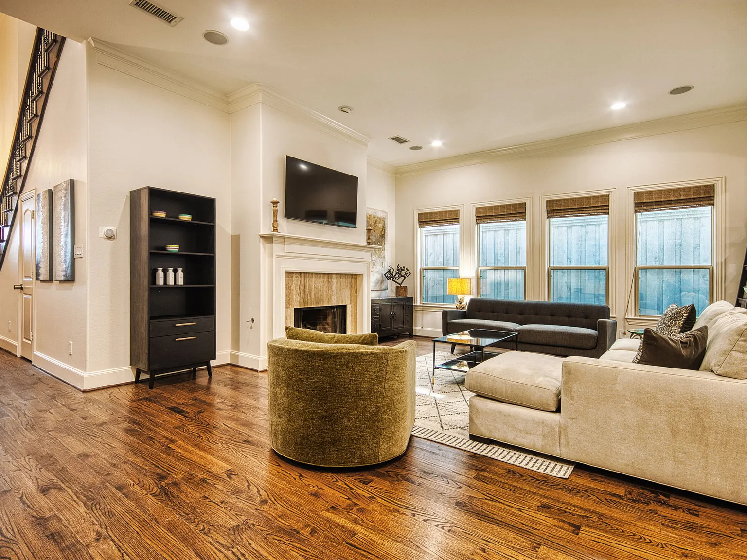 4 bed, 3.5 bath, 3250 sqft, $9,500 — Photo 3