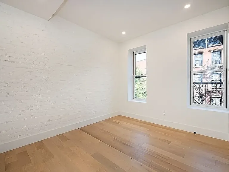 236 W 10th St #10 — Photo 4