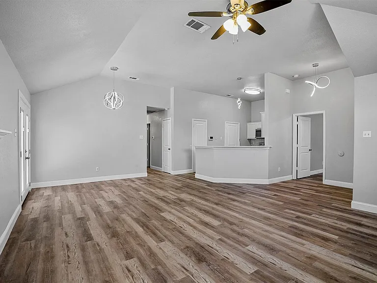 1533 Prescott Dr — Photo 3