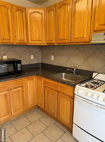 135 Everett Pl — Photo 8