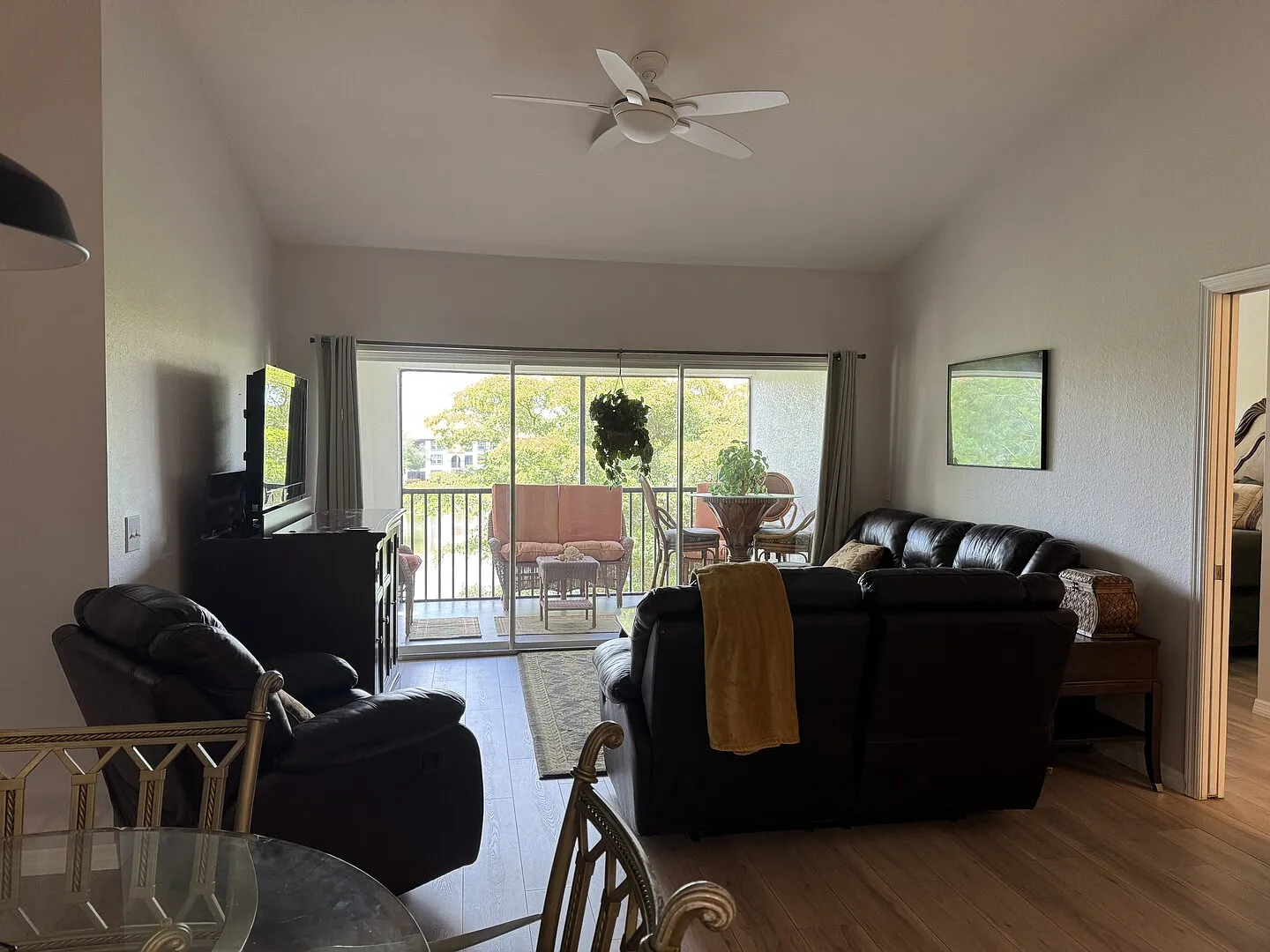 3rd Floor Furnished Condo — Photo 4