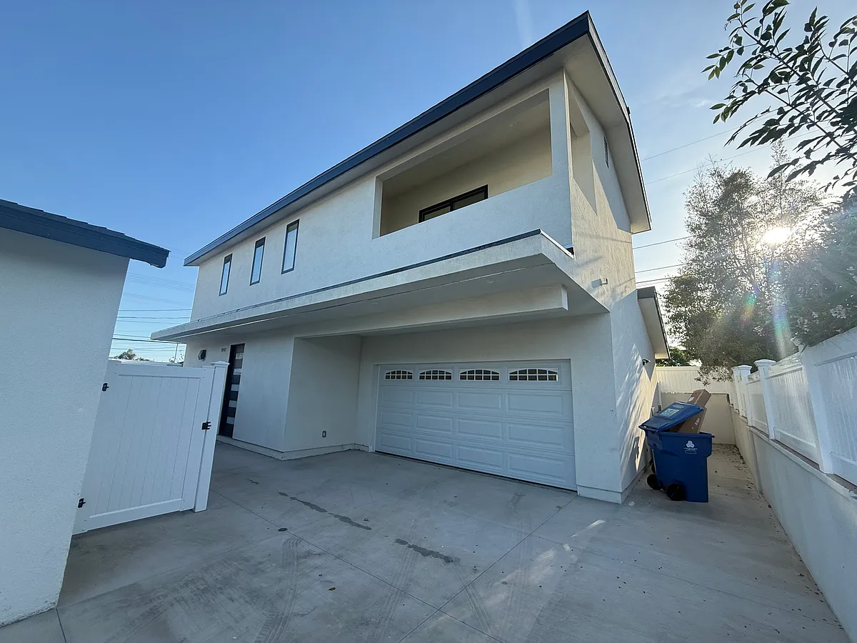 Building Photo - 8911 Swinton Ave