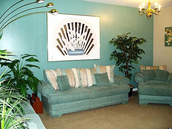 Living room w/cable hook-up