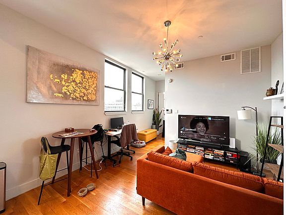 4th image of 372 Kosciuszko St #401
