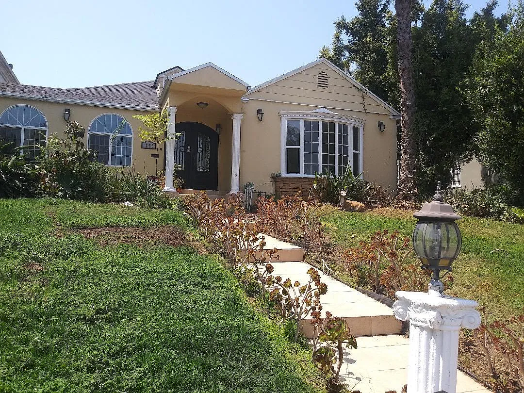 Photo 2 of 29 - 1253 S Camden Dr - Los Angeles, CA Building Photo - 1253 S Camden Dr