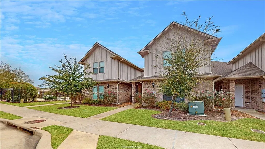 4 bed, 1874 sqft, $2,400 — Photo 1
