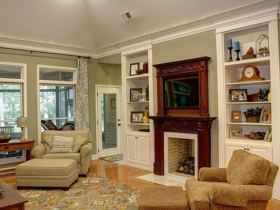 4th image of 105 Deerwood Dr