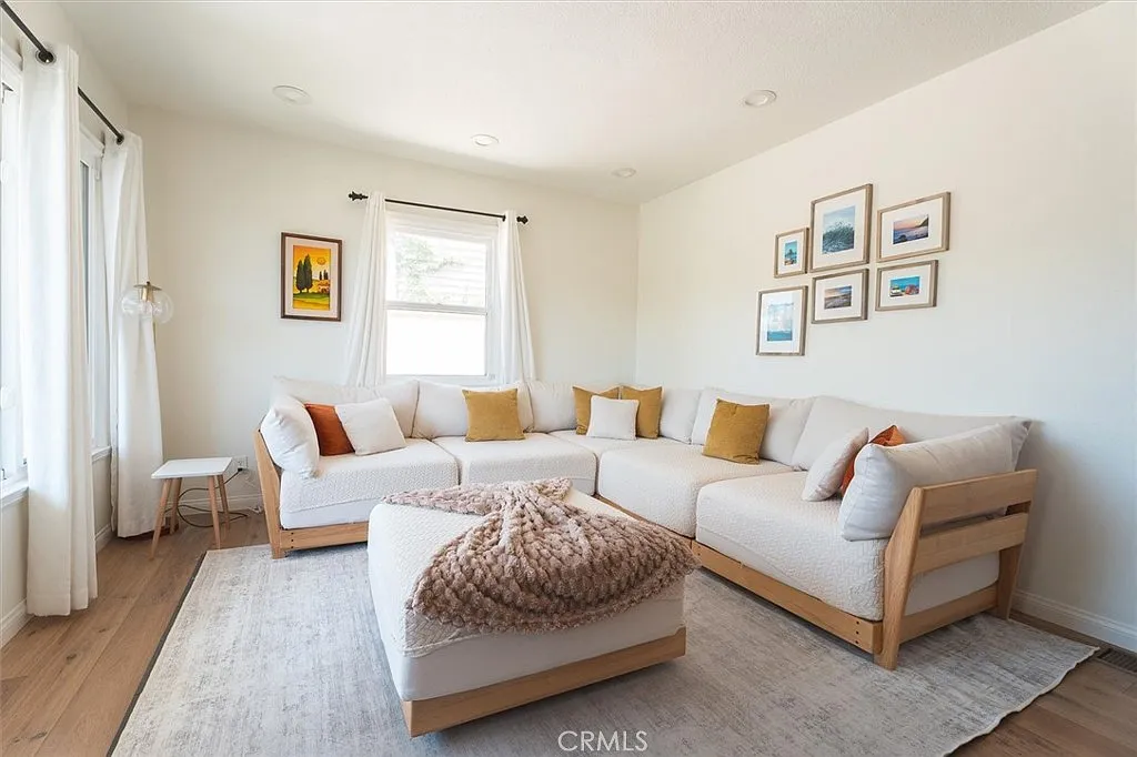 4 bed, 2022 sqft, $6,500 — Photo 2