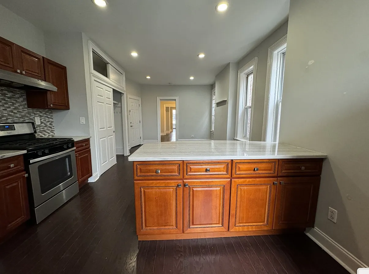 3 bed, 1000 sqft, $2,300 — Photo 2