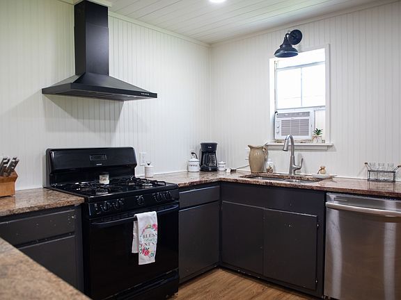 3rd image of 600 Burkett Ln