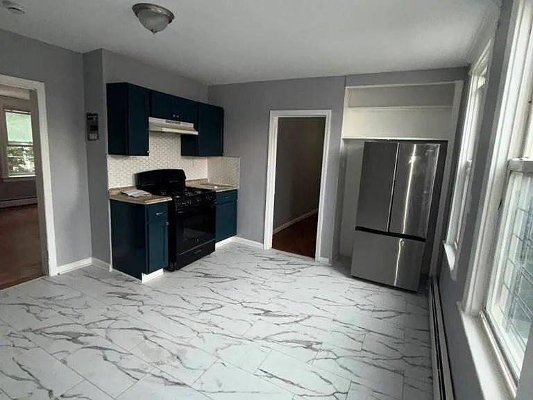 544 Grove St — Photo 3