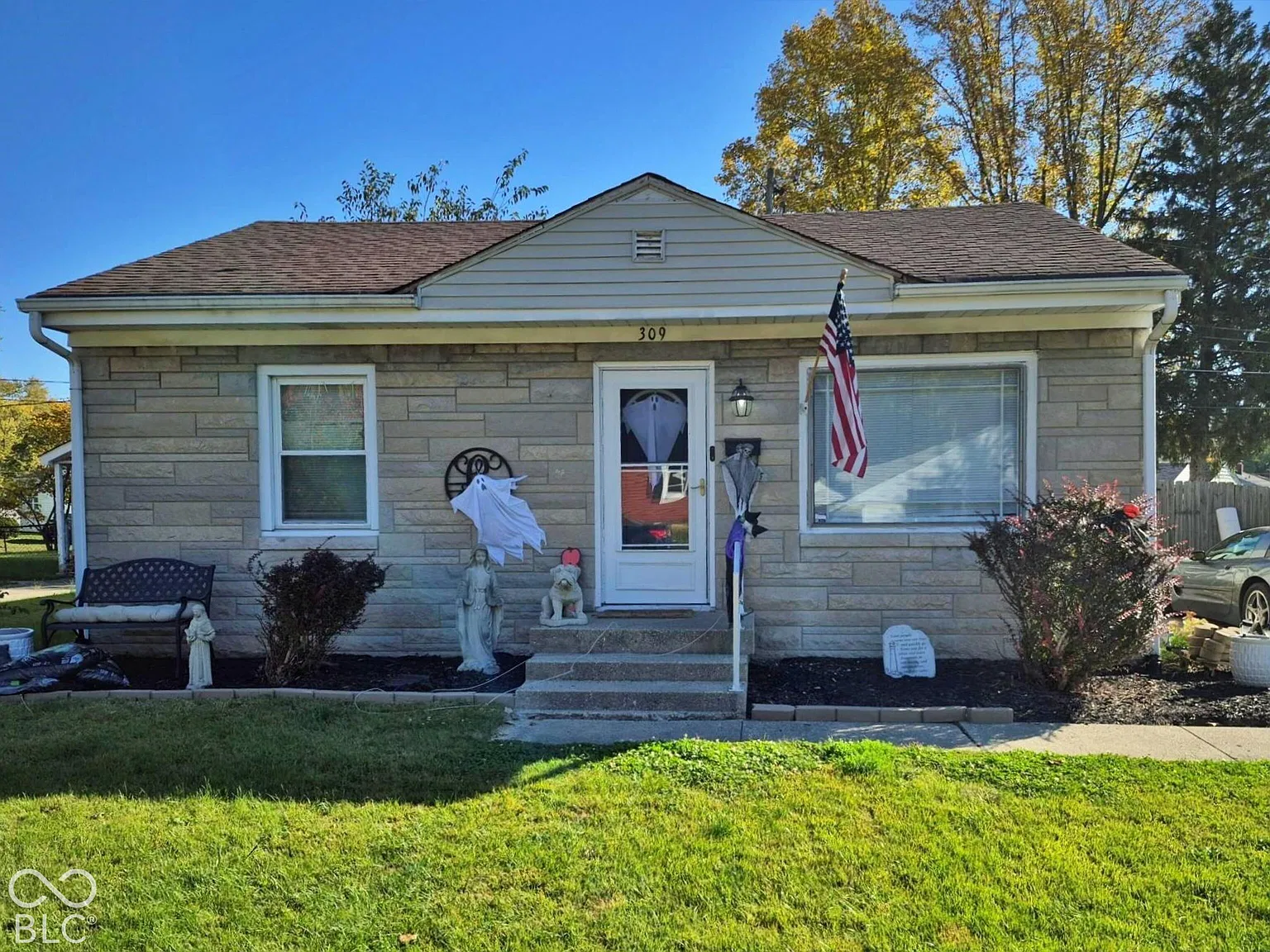 3 bed, 1.0 bath, 976 sqft, $1,250 — Photo 1