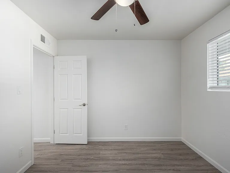 2001 W Morten Ave #6 — Photo 12