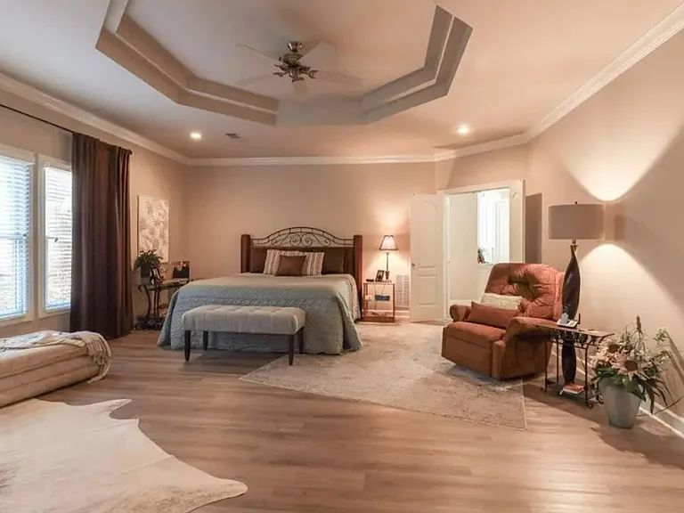 2100 Paula Dr — Photo 11